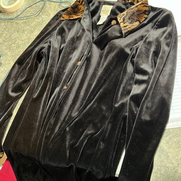 Bentley women’s size 12 black velvet velour, button-down leopard collar top - Picture 11 of 12